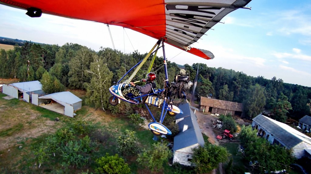 Przelot nad hangarem.jpg